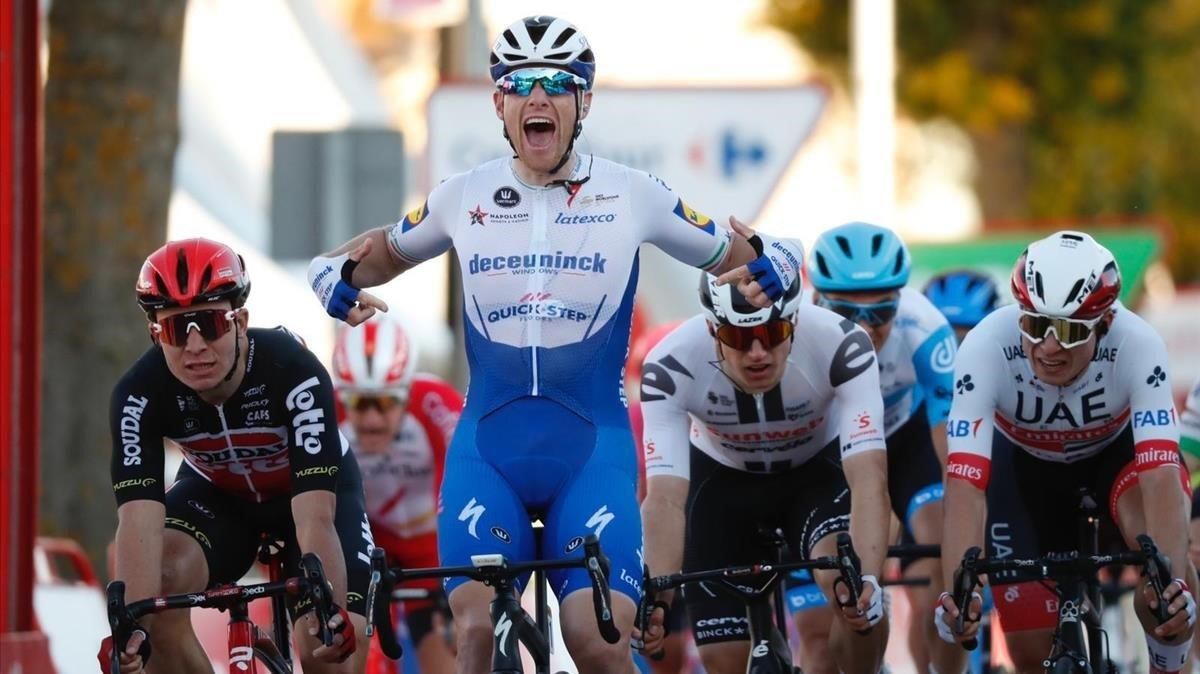 Sam Bennett celebra la victoria en Aguilar de Campoo, antes de ser descalificado. Sam Bennett celebra la victoria en Aguilar de Campoo, antes de ser descalificado.