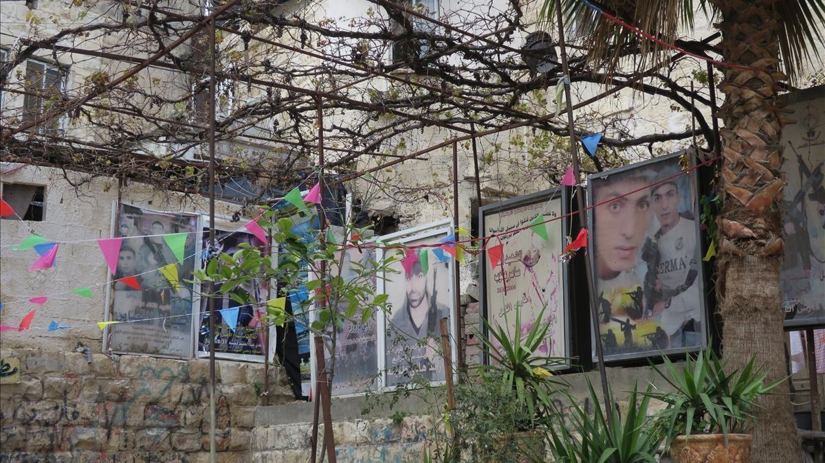Carteles con fotografías de mártires palestinos en Nablús.