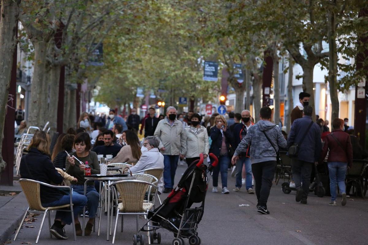 Terrazas y gente de paseo en Sabadell.