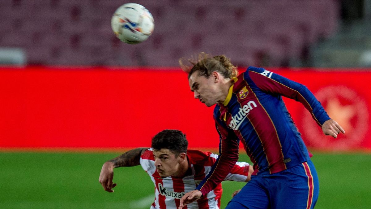 Griezmann, autor del gol del triunfo, pelea por un balón con Capa. Griezmann, autor del gol del triunfo, pelea por un balón con Capa.