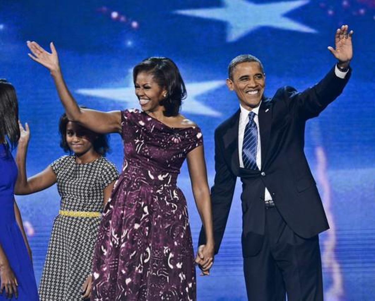 Barack Obama y su esposa, Michelle, saludan tras el discurso del presidente, anoche en Charlotte. Barack Obama y su esposa, Michelle, saludan tras el discurso del presidente, anoche en Charlotte.