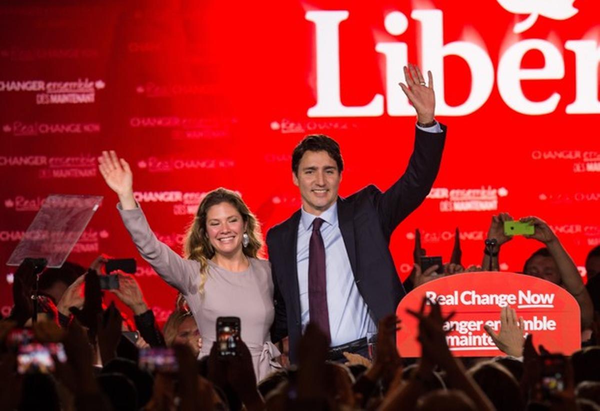 El líder del Partido Liberal de Canadá, Justin Trudeau, y su mujer, Sophie, saluda a su electorado, en Montreal, este martes.