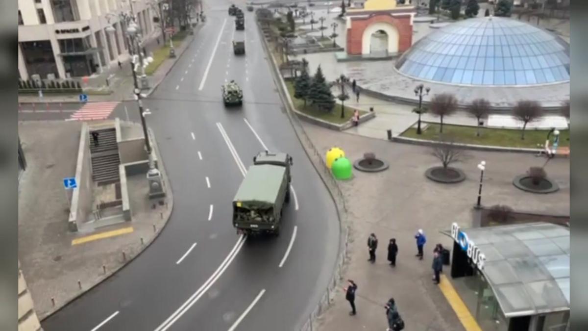 Blindados y vehículos de transporte de personal del Ejército de Ucrania, en la plaza de Maidán de Kiev.