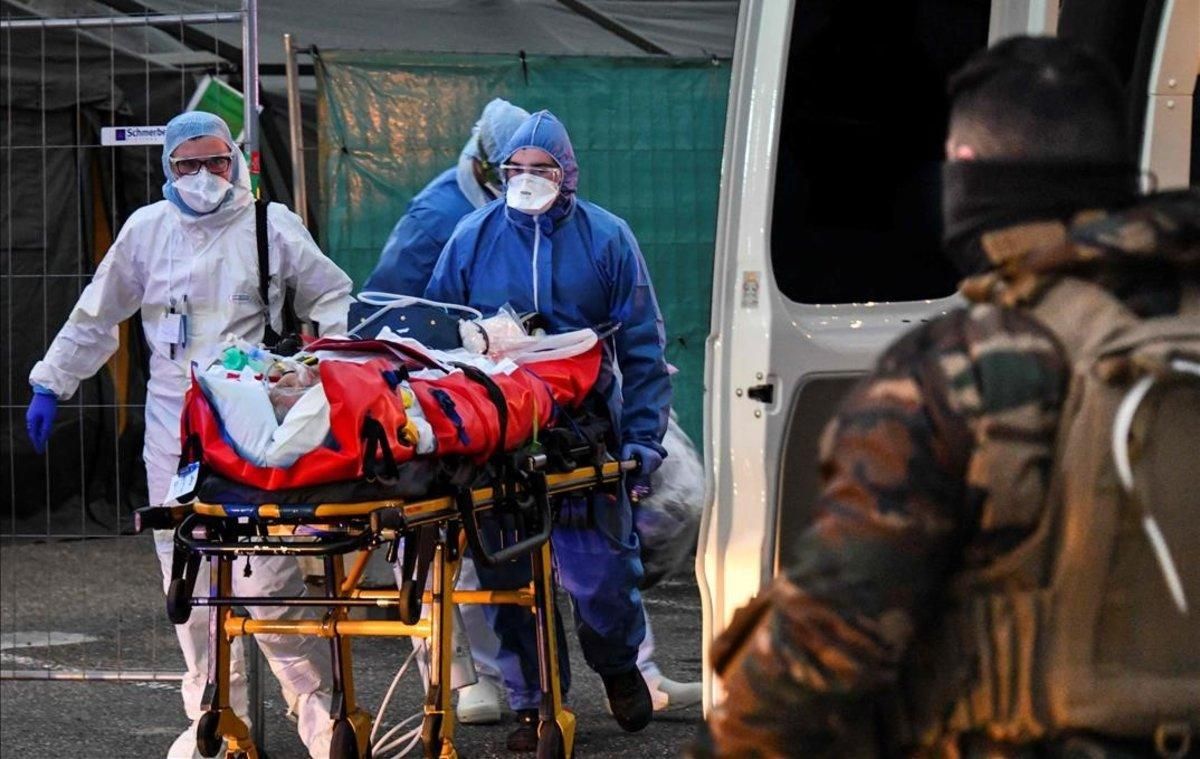 Traslado de un paciente con coronavirus desde un hospital militar a un ambulancia en Mulhouse, Francia. Traslado de un paciente con coronavirus desde un hospital militar a un ambulancia en Mulhouse, Francia.