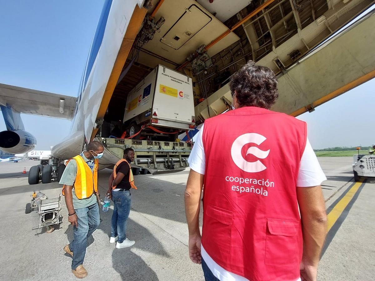 Un trabajador de la Cooperación Española supervisa el envío de ayuda a Haití tras el terremoto del 14 de agosto.