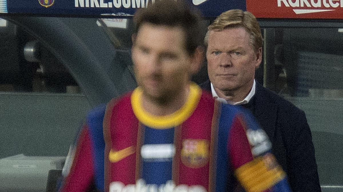 Koeman, detrás de un decepcionado Messi durante el Barça-Valencia en el Camp Nou. Koeman, detrás de un decepcionado Messi durante el Barça-Valencia en el Camp Nou.