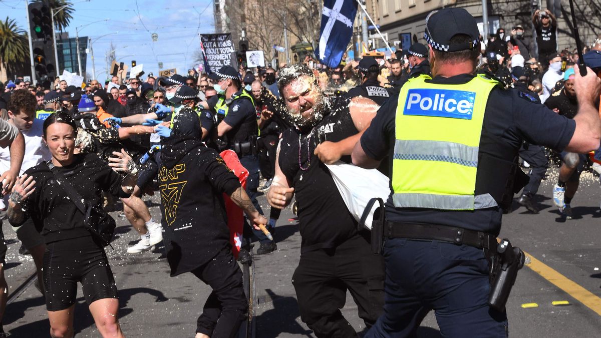 Enfrentamientos entres manifestantes y policías en Melbourne, este sábado. Enfrentamientos entres manifestantes y policías en Melbourne, este sábado.