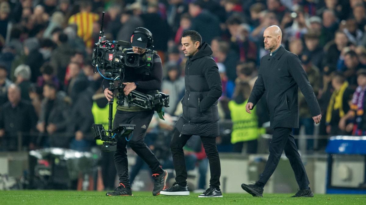 Xavi y Ten Hag se dirigen al centro del terreno de juego para protestar al árbitro tras el 2-2 entre Barça y United.
