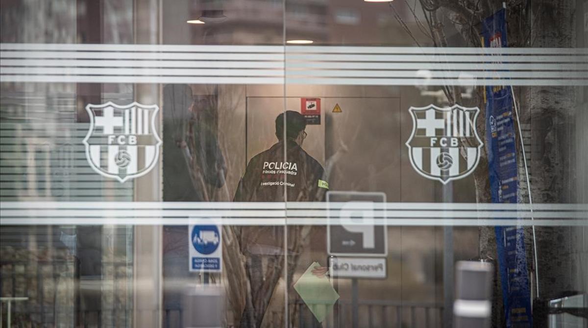 Registro de las oficinas del Barça por parte de los Mossos.