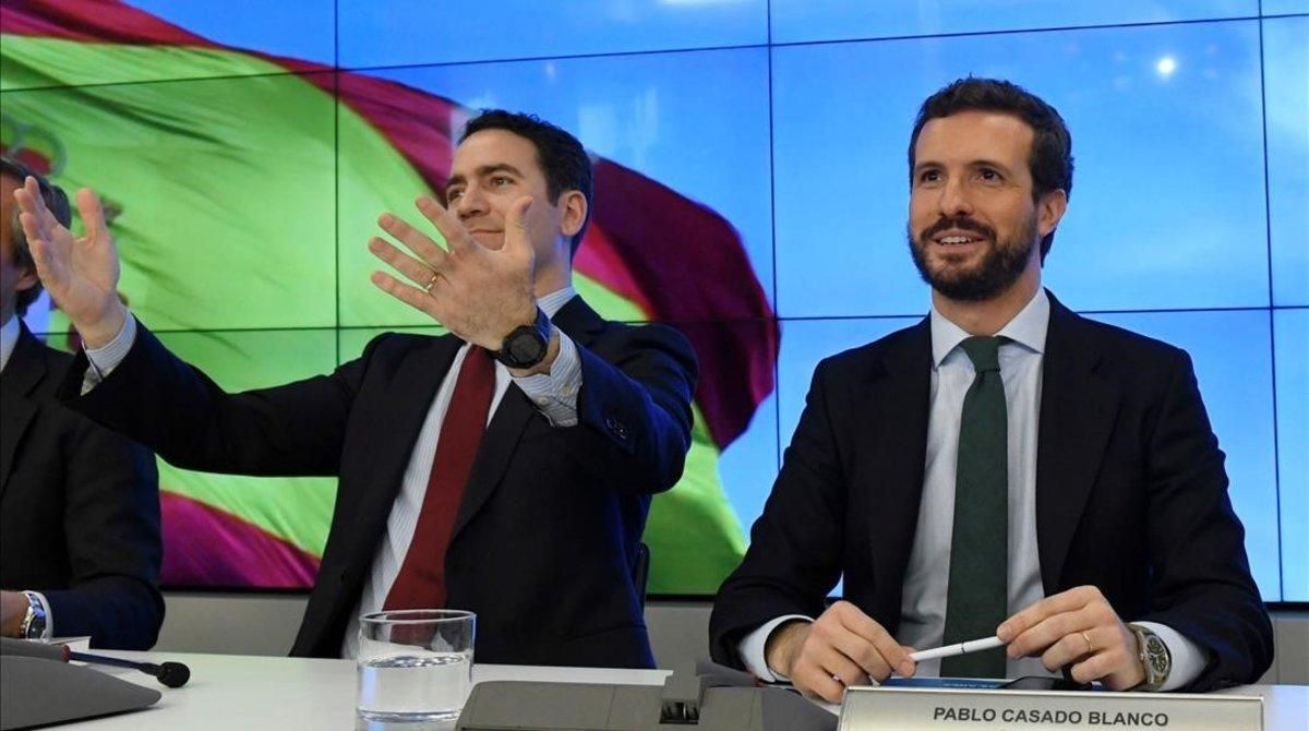 Pablo Casado (derecha) y Teodoro García Egea, en la junta directiva nacional, este lunes. Pablo Casado (derecha) y Teodoro García Egea, en la junta directiva nacional, este lunes.