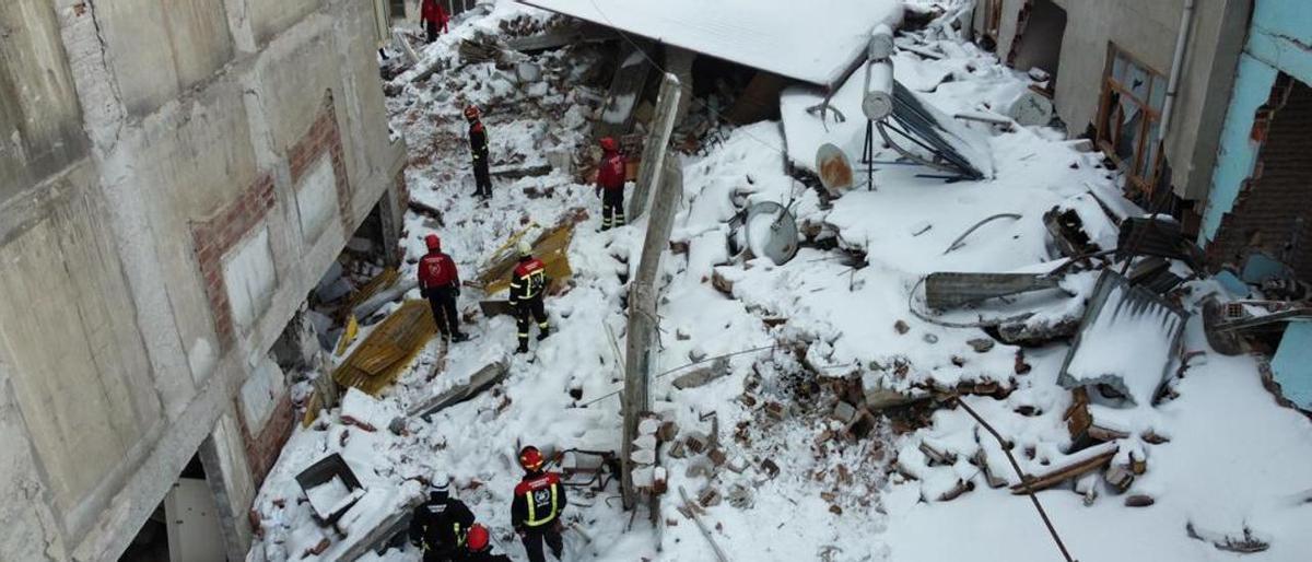 Rescate contrarreloj a 20 grados bajo cero: así trabajan los bomberos españoles en Turquía