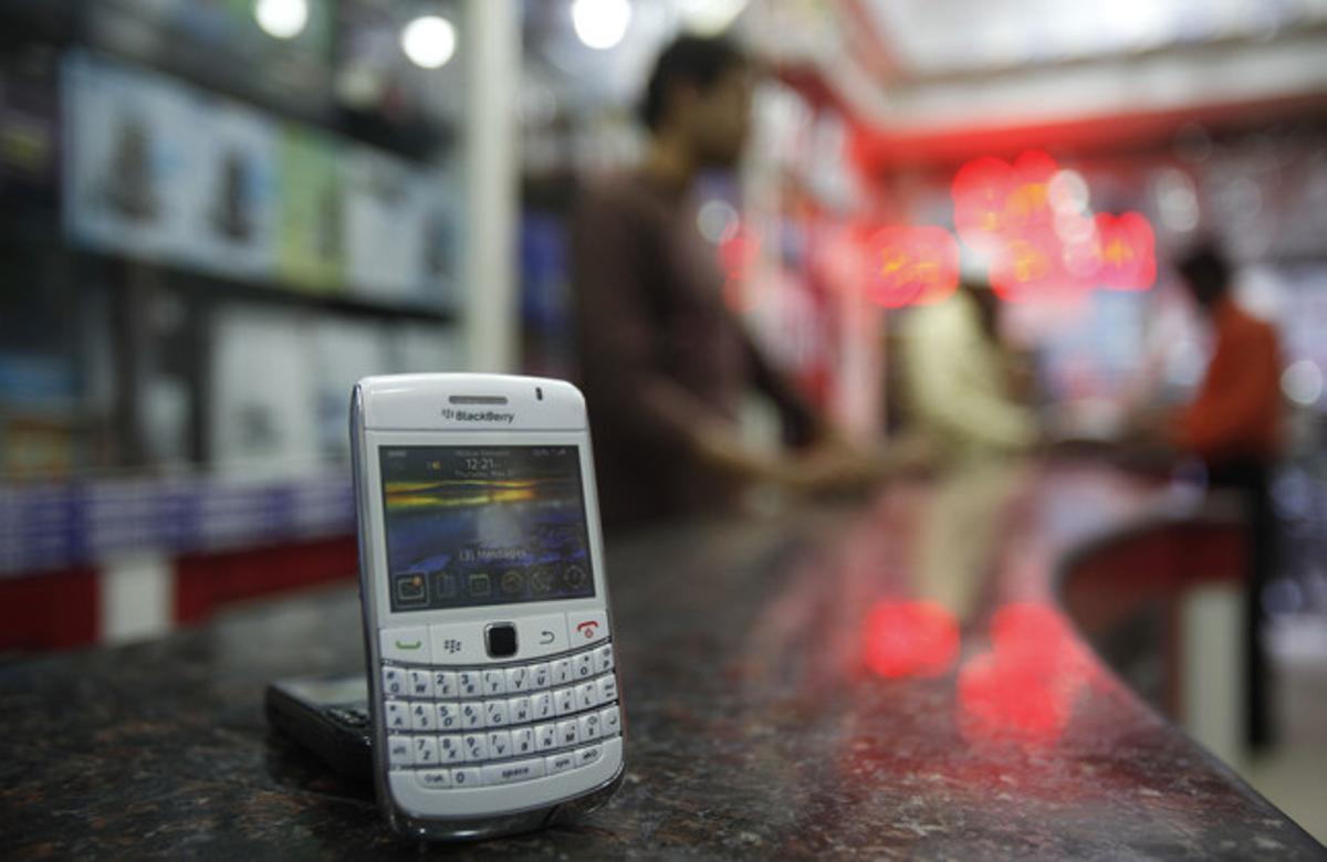 Un teléfono  Blackberry en el mostrador de una tienda de la India.