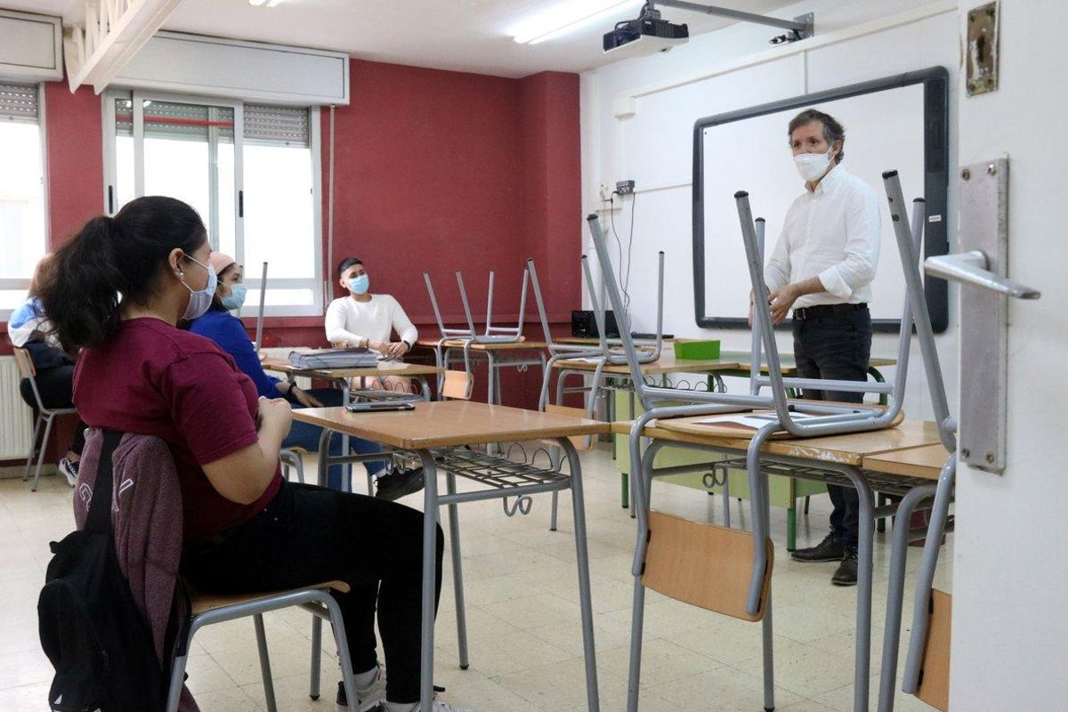 L'IES Joanot Martorell d'Esplugues reobre amb controls de temperatura, mascaretes i el 10% dels seus alumnes L'IES Joanot Martorell d'Esplugues reobre amb controls de temperatura, mascaretes i el 10% dels seus alumnes
