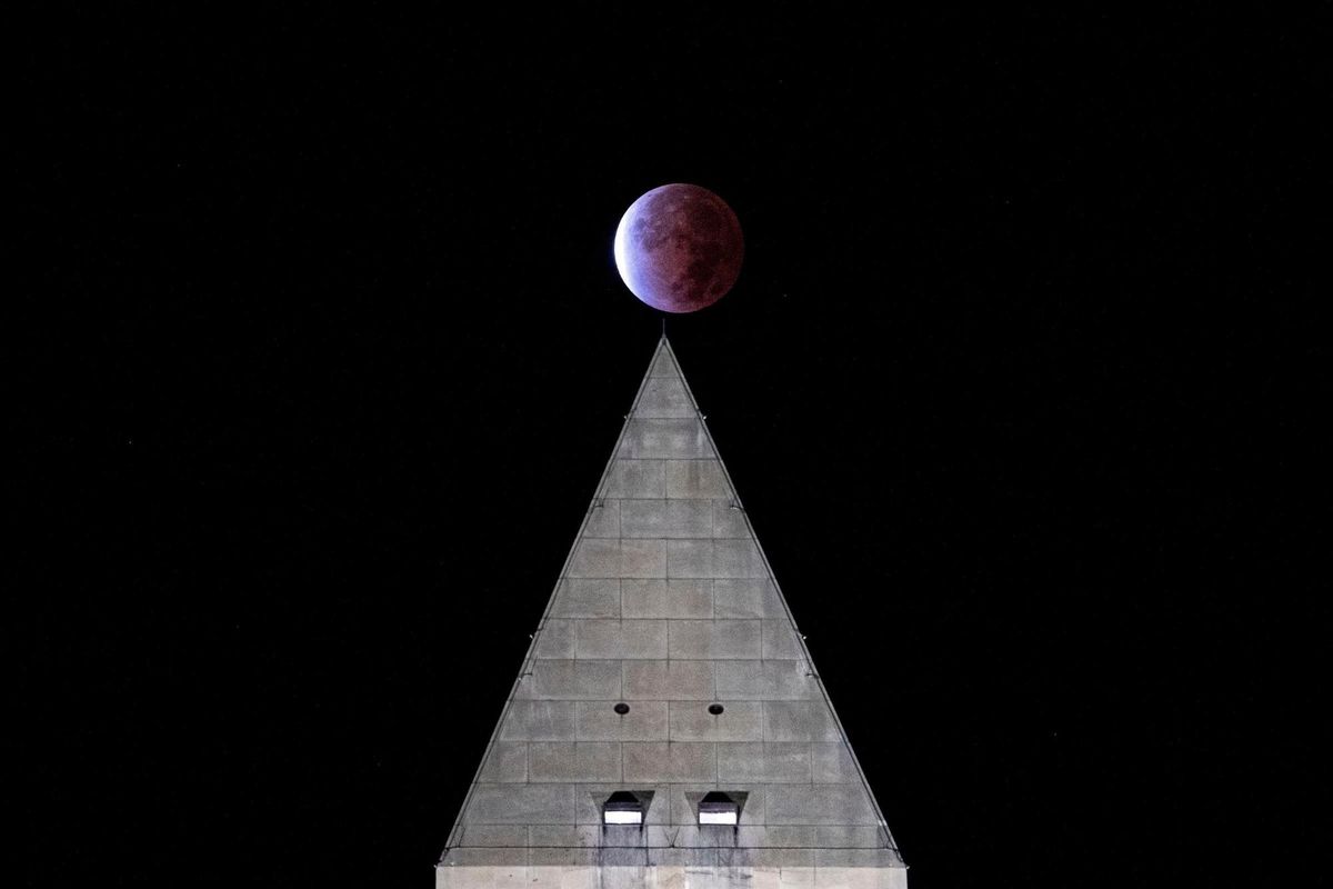 El eclipse de luna parcial en Washington El eclipse de luna parcial en Washington