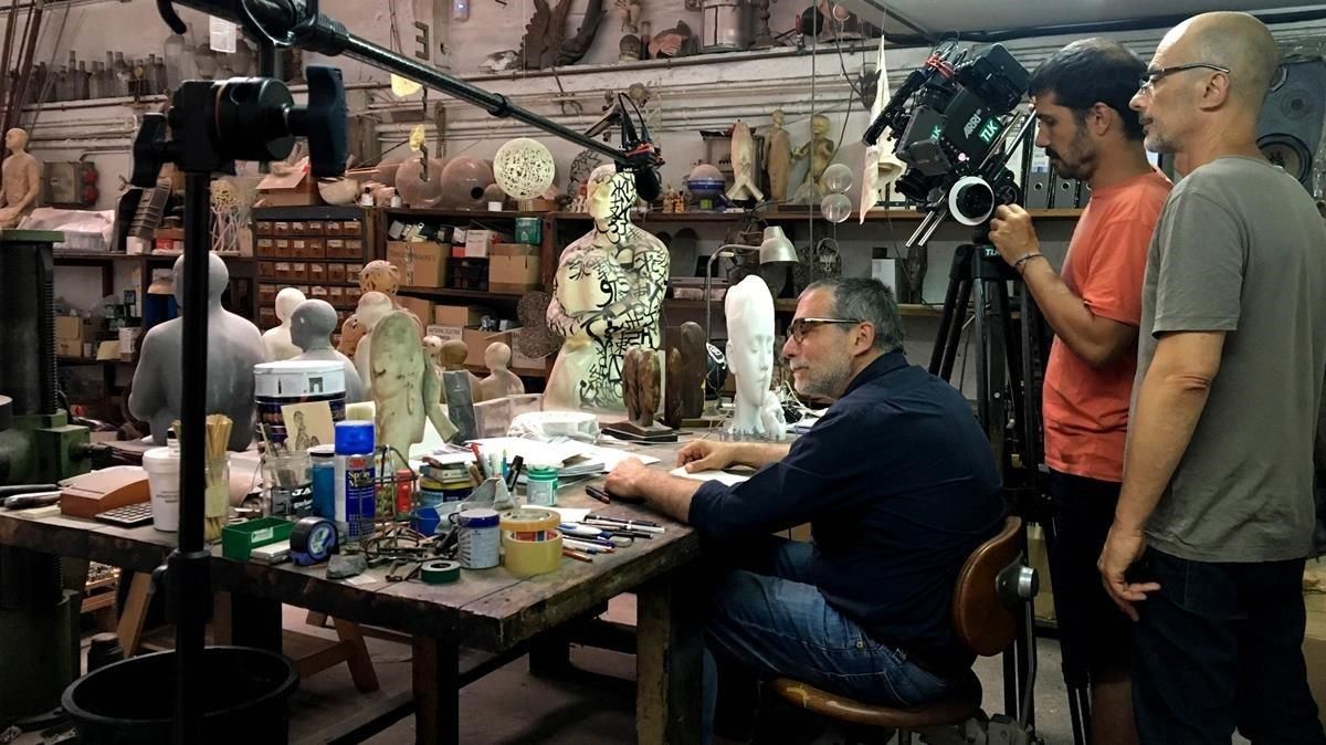 Plensa, en su taller, durante el rodaje del documental. Plensa, en su taller, durante el rodaje del documental.
