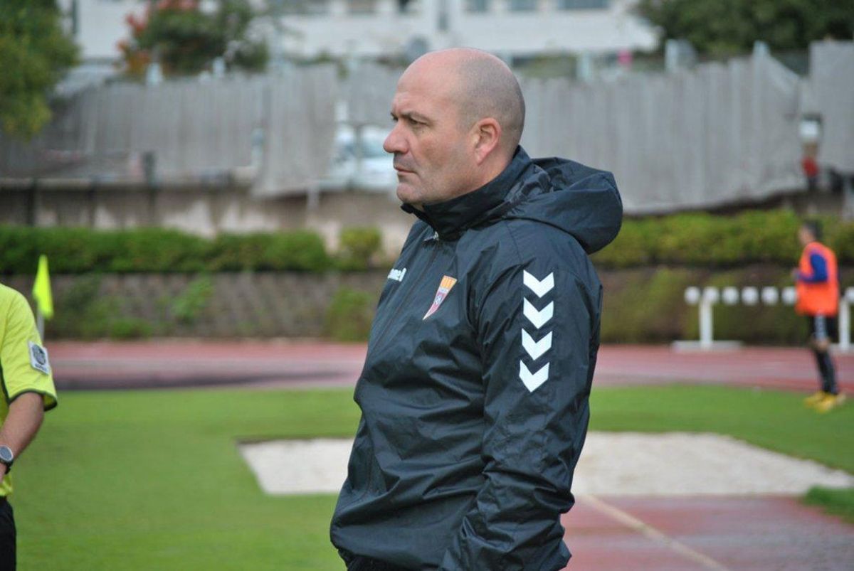José Manuel Serrano, entrenador del C.F. Gavà. José Manuel Serrano, entrenador del C.F. Gavà.