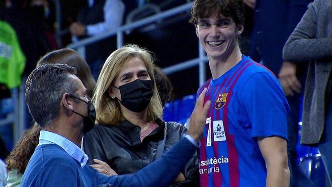 Iñaki Urdangarin y la infanta Cristina felicitan a su hijo Pablo tras un partido. 