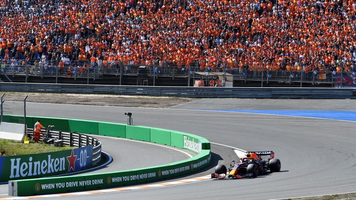 Verstappen negocia una curva con un mar de camisetas ’oranje’ en las gradas de Zandvoort Verstappen negocia una curva con un mar de camisetas ’oranje’ en las gradas de Zandvoort
