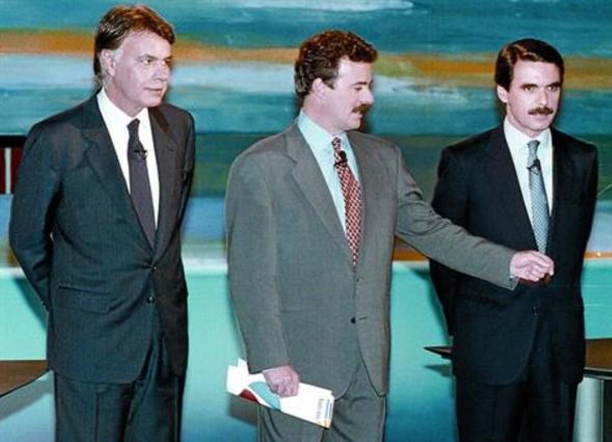 El cara a cara televisivo González-Aznar que moderó Campo Vidal. El PSOE ganó las elecciones del 93, pero perdió la mayoría absoluta y la crisis provocó una huelga general en enero de 1994 (a la derecha). El cara a cara televisivo González-Aznar que moderó Campo Vidal. El PSOE ganó las elecciones del 93, pero perdió la mayoría absoluta y la crisis provocó una huelga general en enero de 1994 (a la derecha).