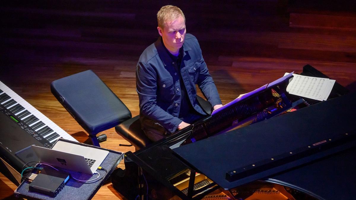 Max Richter tocando el piano durante su concierto en el Palau de la Música.