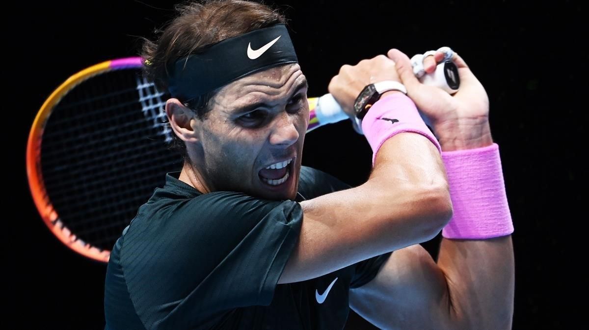 Nadal devuelve un revés ante Medvedev. Nadal devuelve un revés ante Medvedev.