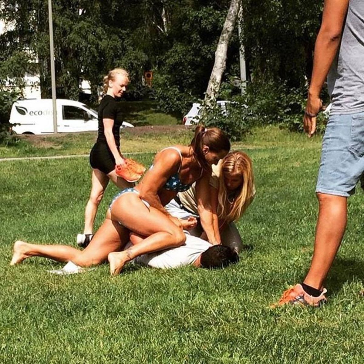 Mikaela Kellner, en bikini, sobre el ladrón que intentó robar a su amiga, el miércoles en Estocolmo. Mikaela Kellner, en bikini, sobre el ladrón que intentó robar a su amiga, el miércoles en Estocolmo.