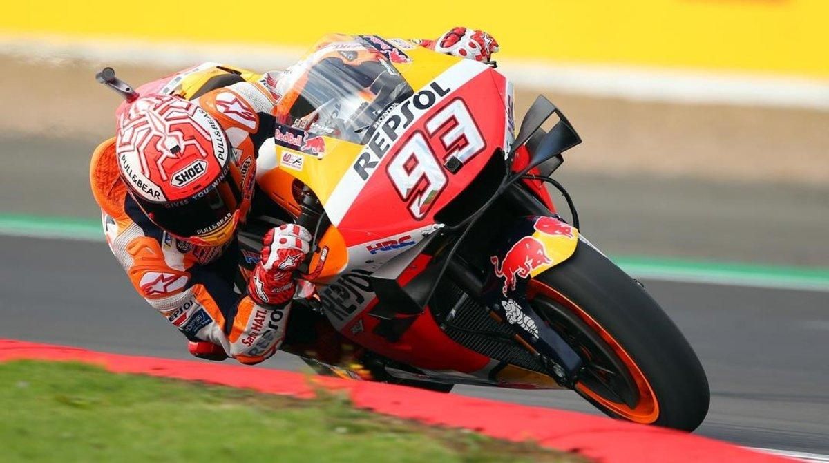 Marc Márquez (Honda) volvió a sorprender a todos hoy, en Silverstone, logrando su ’pole’ nº 88 en el Mundial, récord de la historia. Marc Márquez (Honda) volvió a sorprender a todos hoy, en Silverstone, logrando su ’pole’ nº 88 en el Mundial, récord de la historia.