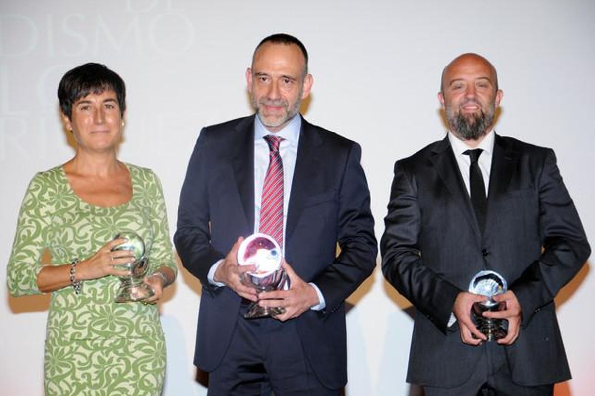 Marc Marginedas (centro), junto a los finalistas, la periodista de ’El País’ especialista en Oriente Medio Ángeles Espinosa y el delegado de Efe para Israel y Palestina Javier Martín, este viernes, en Segovia. Marc Marginedas (centro), junto a los finalistas, la periodista de ’El País’ especialista en Oriente Medio Ángeles Espinosa y el delegado de Efe para Israel y Palestina Javier Martín, este viernes, en Segovia.