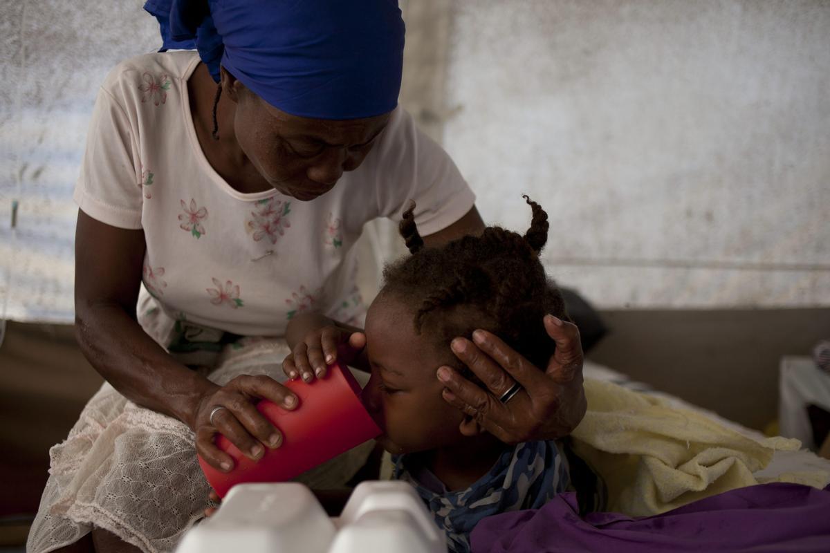 Imagen de archivo de una madre cuidando a su hija, afectada por el cólera en el hospital Santa Caterina de Cite Soleil, en Puerto Príncipe (Haití). 