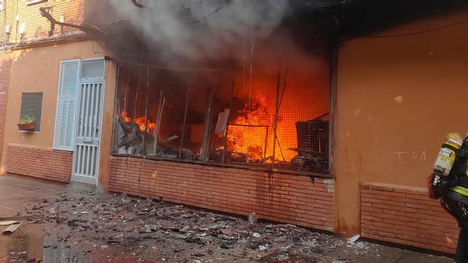 El incendio de un bajo ocupado en Sant Adrià obliga a evacuar a 58 vecinos y 21 ancianos de una residencia