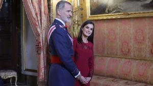 Letizia ha estrenado nuevo anillo favorito, con inscripción ’love’ y ’amor’ y el emblema de la flor de Lis.
