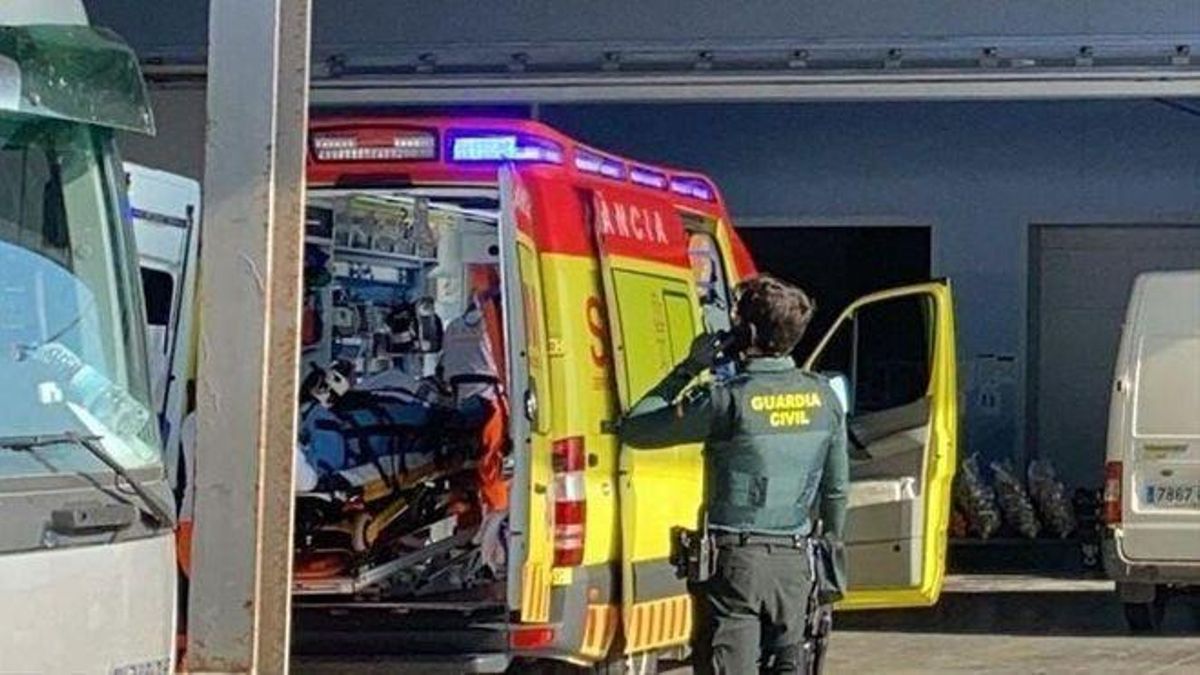 Un trabajador cae del techo al instalar paneles solares en Castellón Un trabajador cae del techo al instalar paneles solares en Castellón