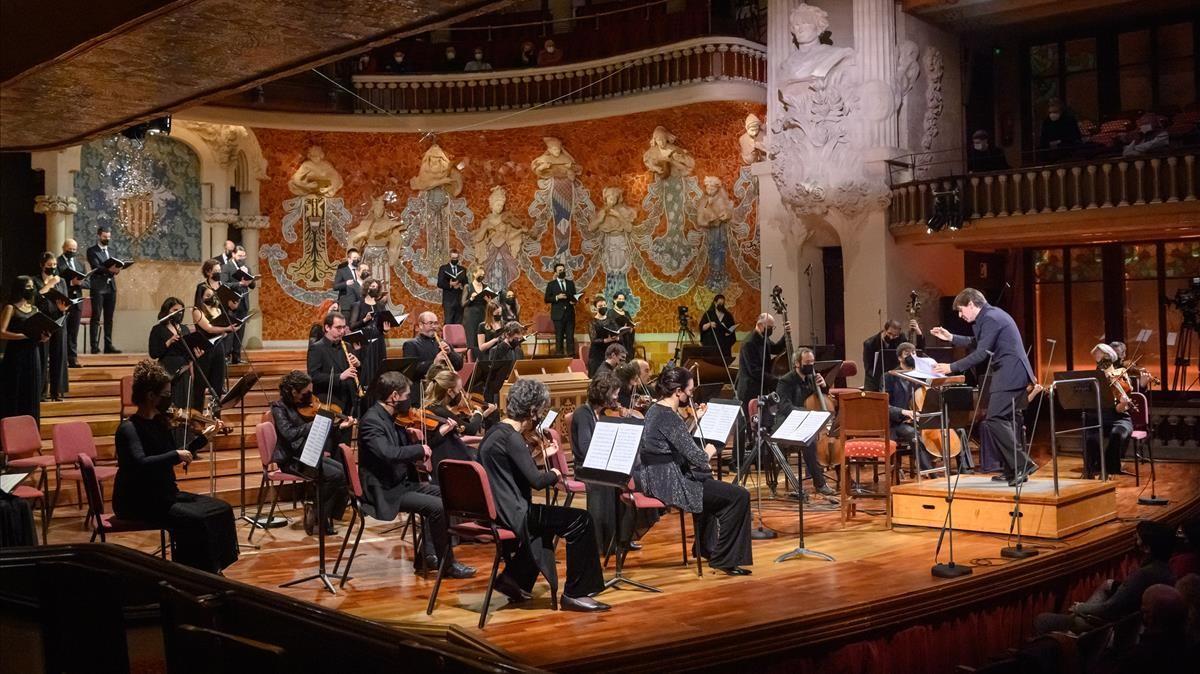 El Cor de Cambra del Palau de la Musica y Vespres d’ Arnadi, dirigidos por Xavier Puig, en un momento del concierto.