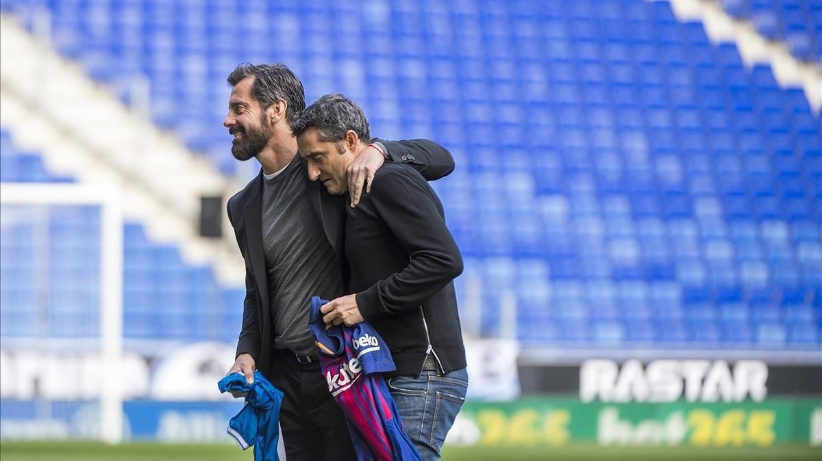 Quique y Valverde, en el estadio de Cornellà antes del derbi de Liga. Quique y Valverde, en el estadio de Cornellà antes del derbi de Liga.
