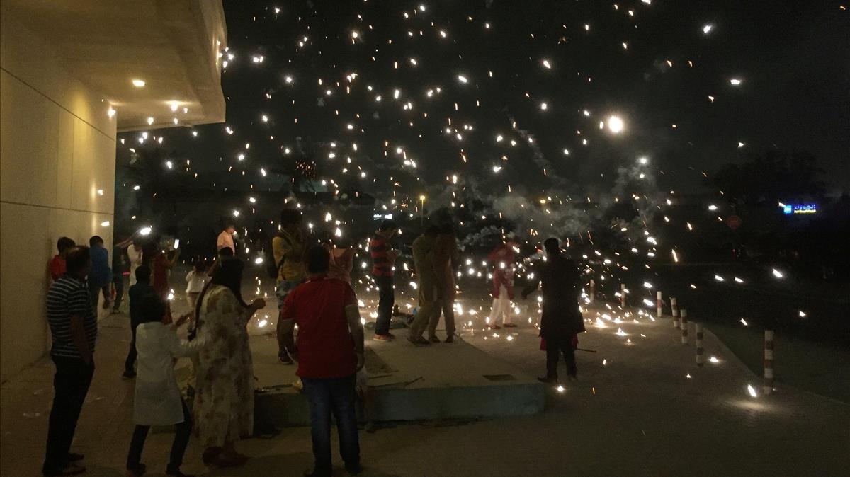 Varias personas lanzan bengalas en la celebración del festival hindú del Diwali, en Dubái (EAU), el 19 de octubre.