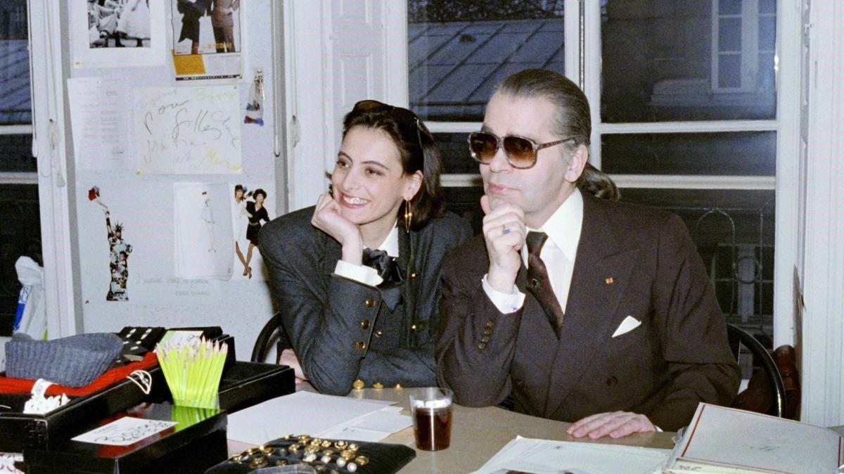 Lagerfeld, con Inés de la Fressange en 1987.