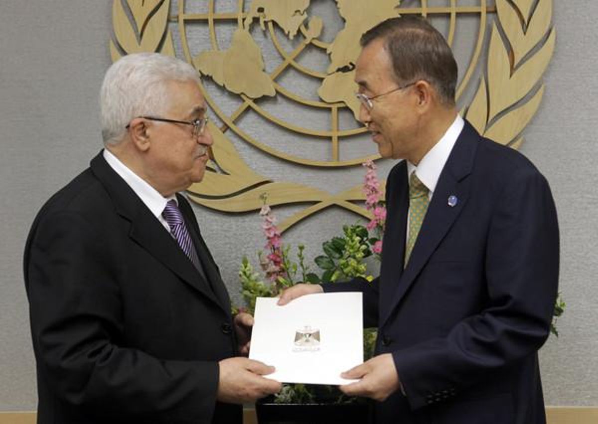 El presidente de Palestina, Mahmoud Abbás, da la carta de petición de entrada en la ONU al secretario general de la organización, Ban Ki-moon, el 23 de septiembre del 2011. El presidente de Palestina, Mahmoud Abbás, da la carta de petición de entrada en la ONU al secretario general de la organización, Ban Ki-moon, el 23 de septiembre del 2011.