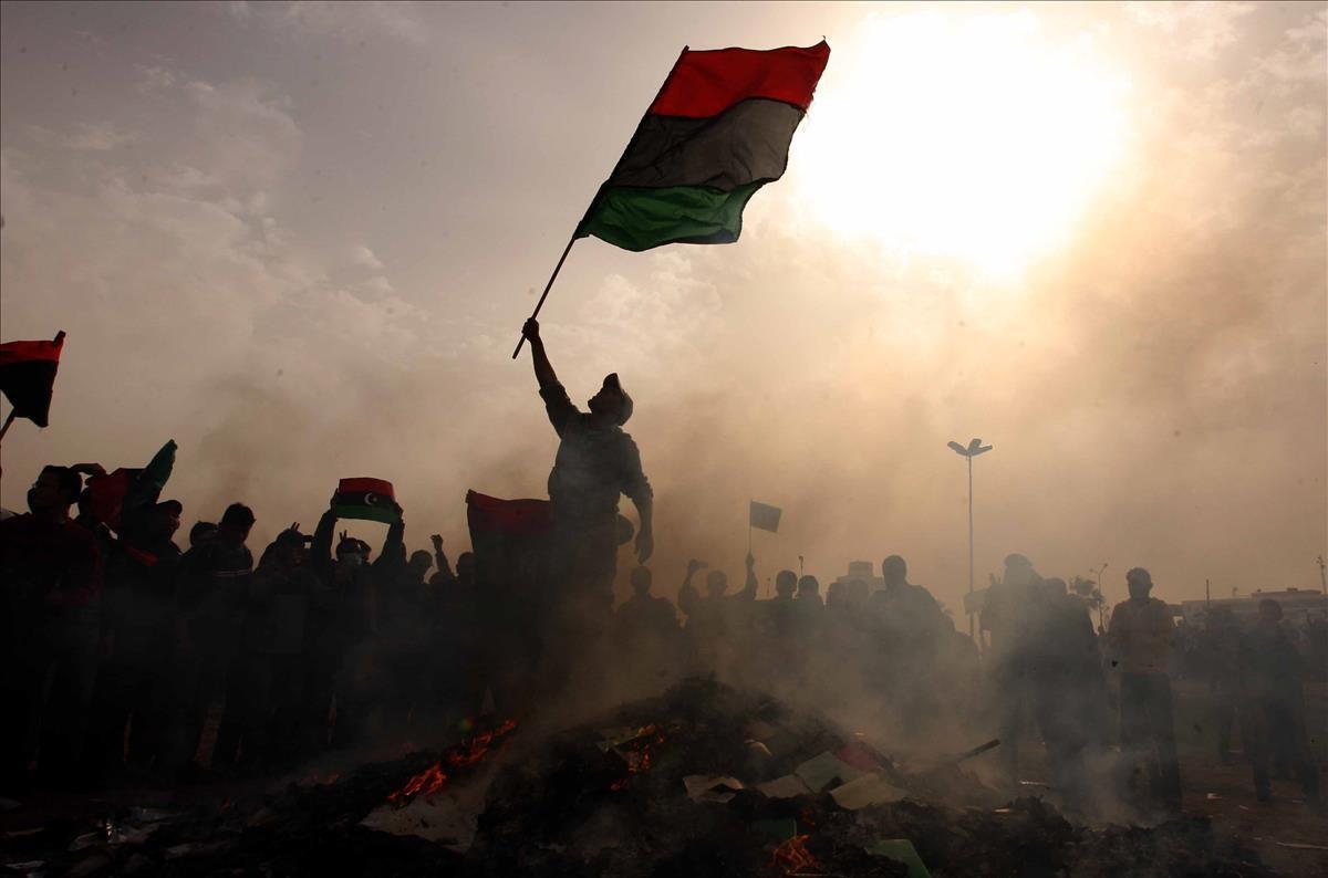 Cientos de ciudadanos se concentran en el centro de Bengasi (Libia) para quemar el libro verde de Gadafi, el 2 de marzo del 2011.