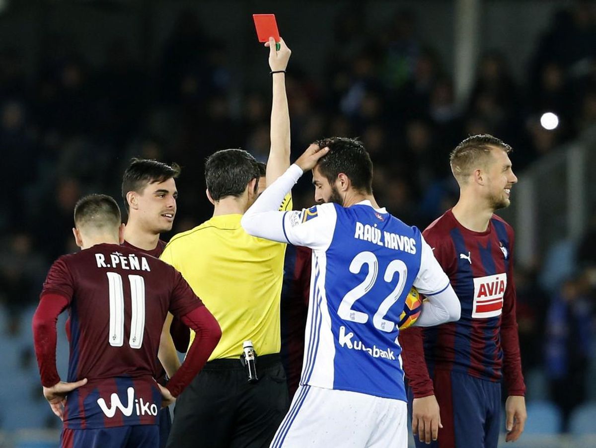 Undiano Mallenco muestra tarjeta roja al jugador del Eibar Florian Lejeune. Undiano Mallenco muestra tarjeta roja al jugador del Eibar Florian Lejeune.