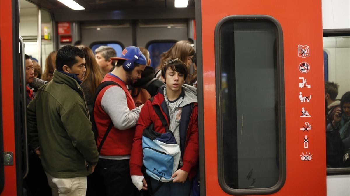 Retrasos en la S1 dirección Terrassa, en los FGC de la estación de Gràcia. Retrasos en la S1 dirección Terrassa, en los FGC de la estación de Gràcia.