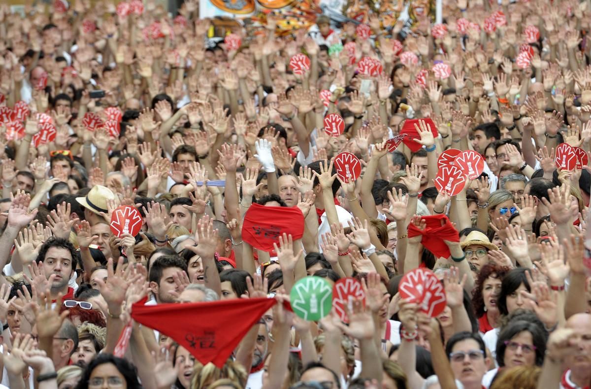 Miles de personas, en la manifestación del pasado jueves en la plaza del Ayuntamiento de Pamplona contra las agresiones sexuales. Miles de personas, en la manifestación del pasado jueves en la plaza del Ayuntamiento de Pamplona contra las agresiones sexuales.