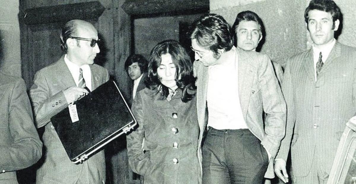 Ono y Lennon, a la salida de los juzgados mallorquina, en abril de 1971.