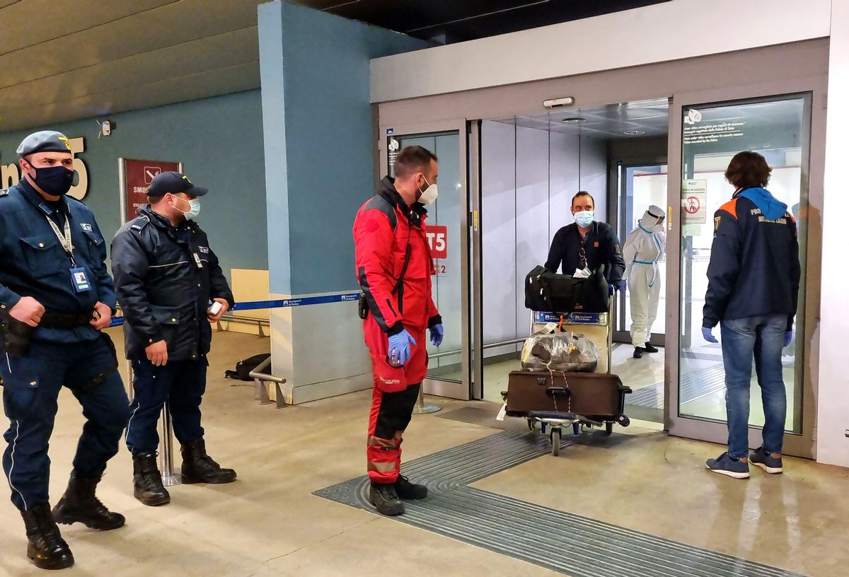 Pasajeros que vuelan desde la India llegan con su equipaje al aeropuerto internacional de Fiumicino a última hora del 28 de abril de 2021, donde se les hará la prueba del coronavirus. Pasajeros que vuelan desde la India llegan con su equipaje al aeropuerto internacional de Fiumicino a última hora del 28 de abril de 2021, donde se les hará la prueba del coronavirus.