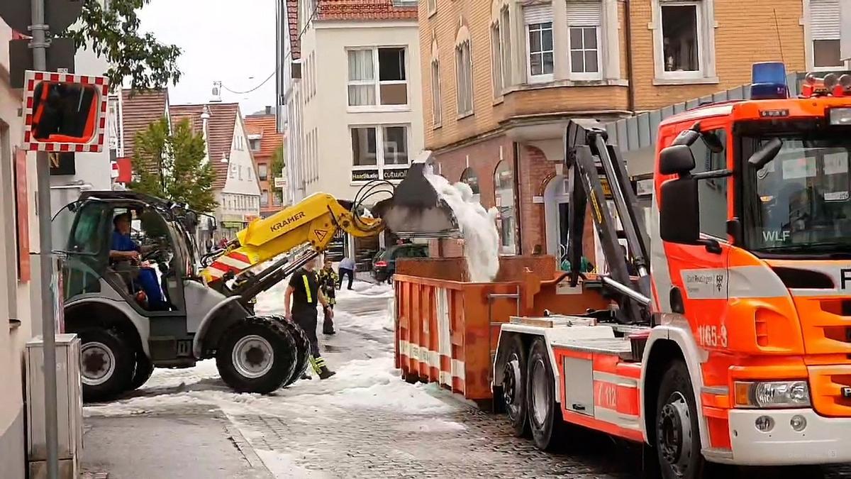 Una máquina quitanieves recoge granizo en las calles de Reutlingen, en el sur de Alemania, el 4 de agosto de 2023, después de que una fuerte tormenta de granizo azotara la ciudad.