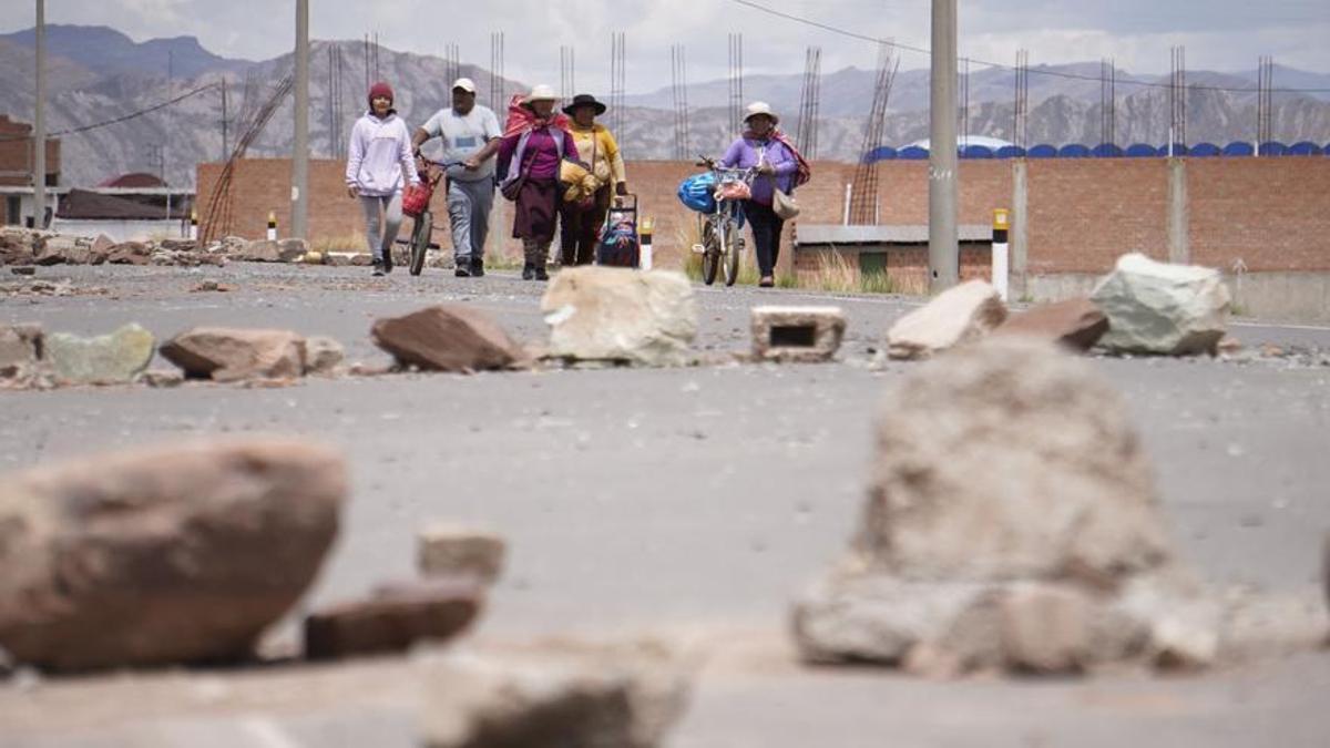 Mueren tres haitianos más por los bloqueos de vías por manifestantes en Perú.