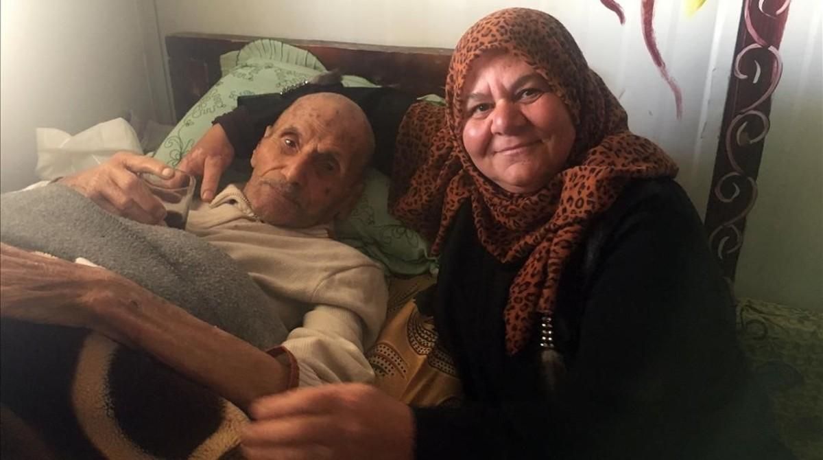Yousef y su hija Nejmeh, en su caravana de Zaatari (Jordania), en una imagen reciente. Yousef y su hija Nejmeh, en su caravana de Zaatari (Jordania), en una imagen reciente.