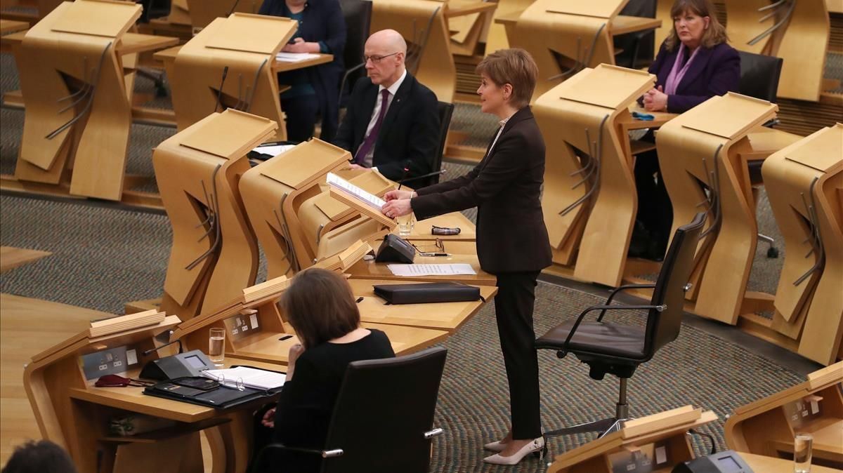 La ministra principal de Escocia, Nicola Sturgeon, durante el anuncio del nuevo confinamiento en el Parlamento de Edimburgo. La ministra principal de Escocia, Nicola Sturgeon, durante el anuncio del nuevo confinamiento en el Parlamento de Edimburgo.