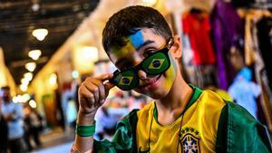 Un joven fan de Brasil posa en el mercado de Souq Waqif, en Doha.