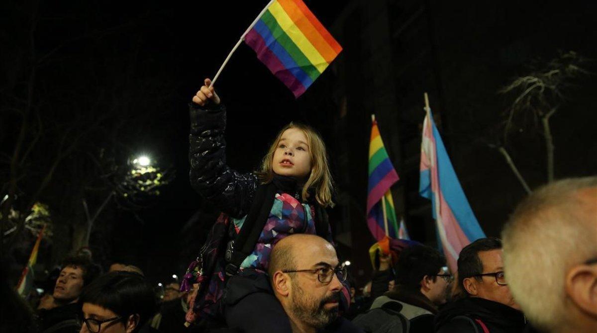 Una niña ondea un bandera LGTBI en Barcelona a finales de enero. 