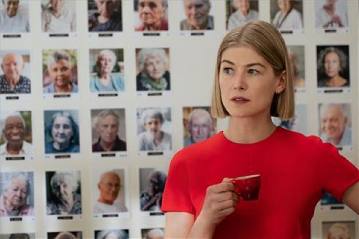 Rosamund Pike, en una escena de la película ’I care a lot’. Rosamund Pike, en una escena de la película ’I care a lot’.